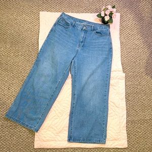 Wide legs blue jeans, retro and 70’s style, very cute jeans.